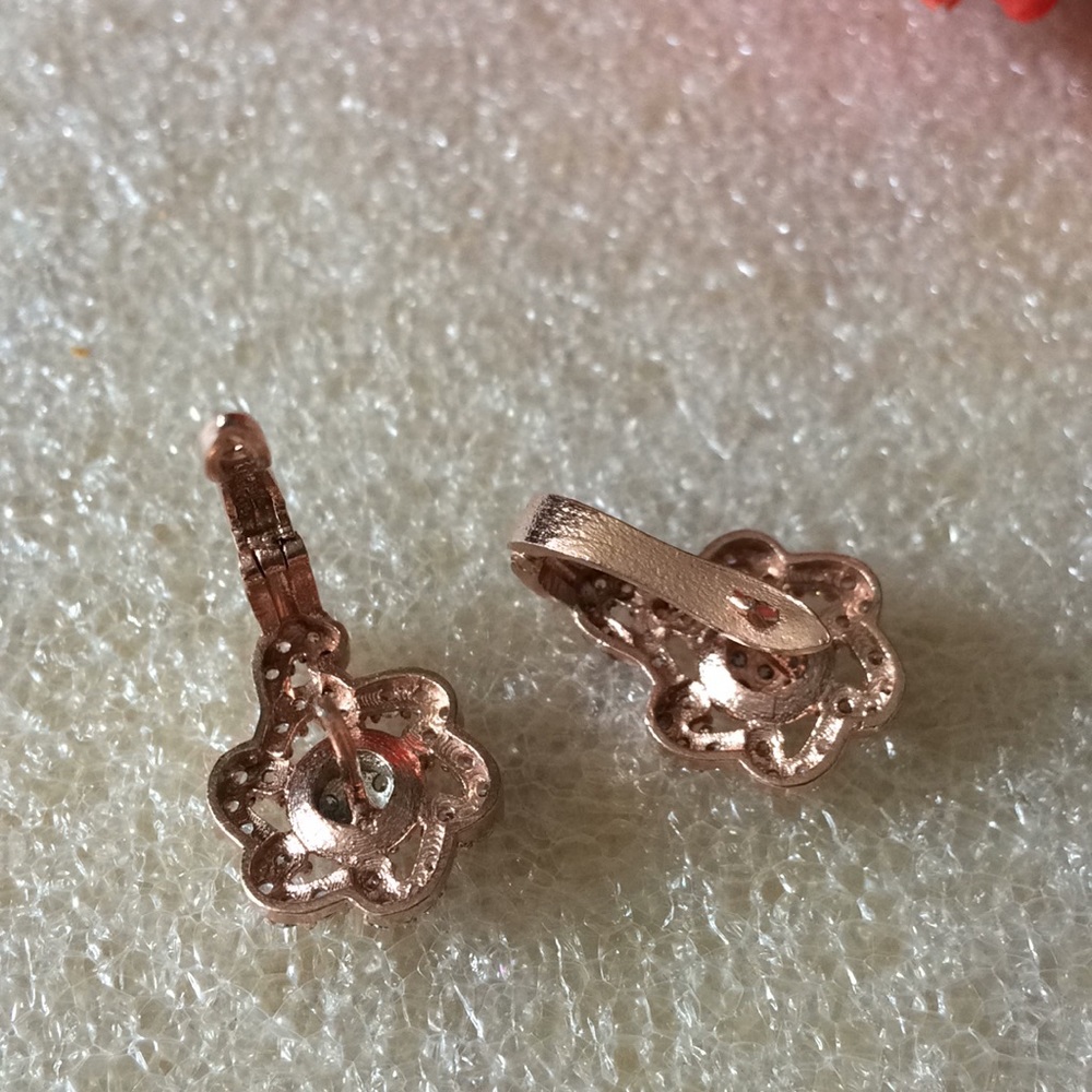 Rose gold flower topaz earring - Picture 4 of 5